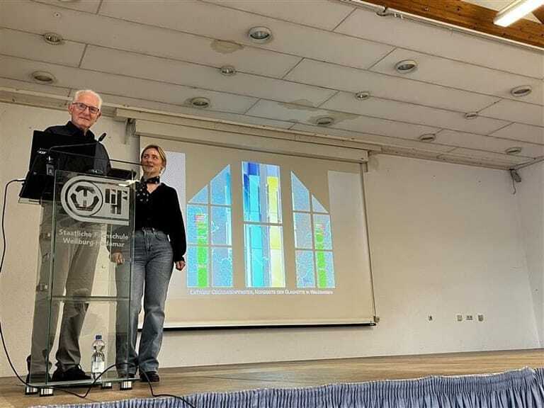 Karl Heinz Traut stellte begleitet von Nina Kaiser den Schülern der Glasfachschule Hadamar sein Buch "Lichtdurchdrungen - Werke in Glas" vor.