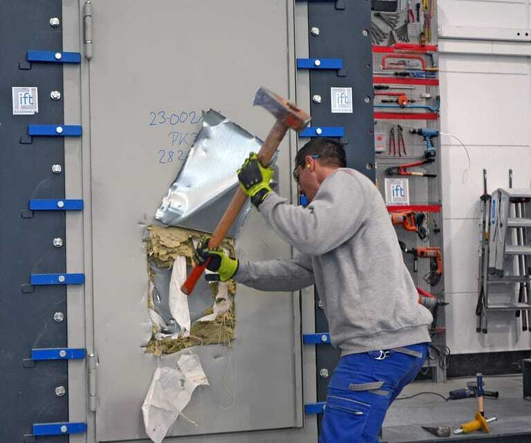 Produktprüfungen nach ift-Richtlinie EI-06/1 "Vandalismushemmende Bauelemente und Einrichtungen".