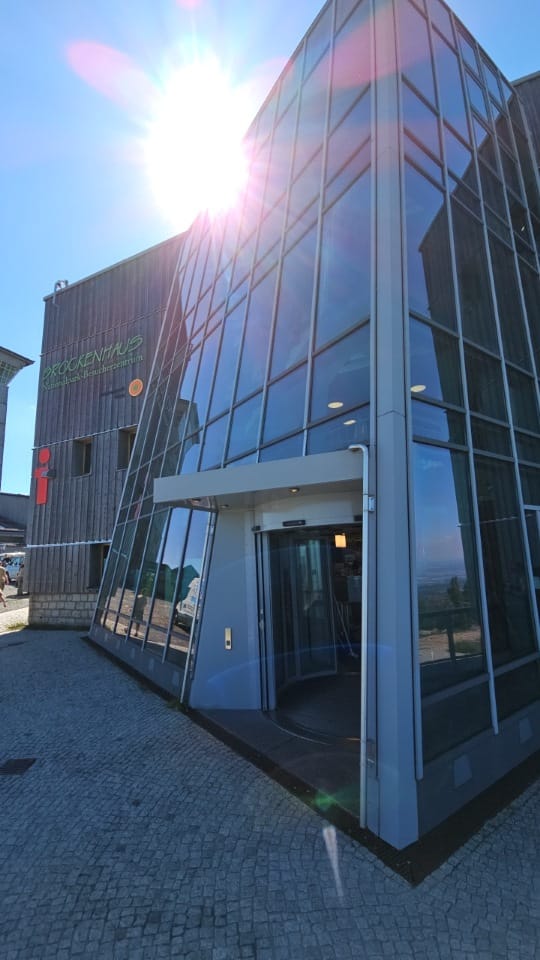 Das hochselektive Coating (S = 2,19) lässt viel Tageslicht ins Besucherzentrum, schützt mit einem g-Wert von 27 Prozent vor sommerlicher Überhitzung und ist mit einem Ug-Wert von 1,0 W/(m2K) wärmedämmend. Mit seiner geringen Innenreflexion optimiert es zudem die Aussicht der Besucher auf die umliegende Landschaft.