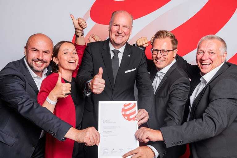 Gro&szlig;e B&uuml;hne, feierliche Auszeichnung: Im Rahmen der Red Dot Award Gala 2025 in Essen hat Rehau Window Solutions f&uuml;r das Fenstersystem Artevo Terra den Red Dot Award in der Kategorie Sustainable Product Design entgegengenommen.