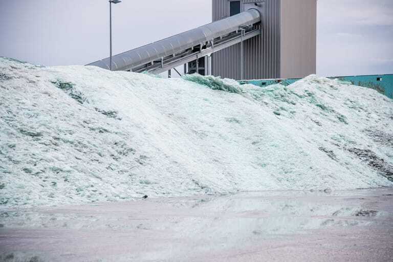 Die erfolgreiche Trennung von VSG soll das Closed-Loop-Recycling als Scherben in Floatglasanlagen und sogar die Wiederverwendung als Glasplatten in Sekundäranwendungen ermöglichen.