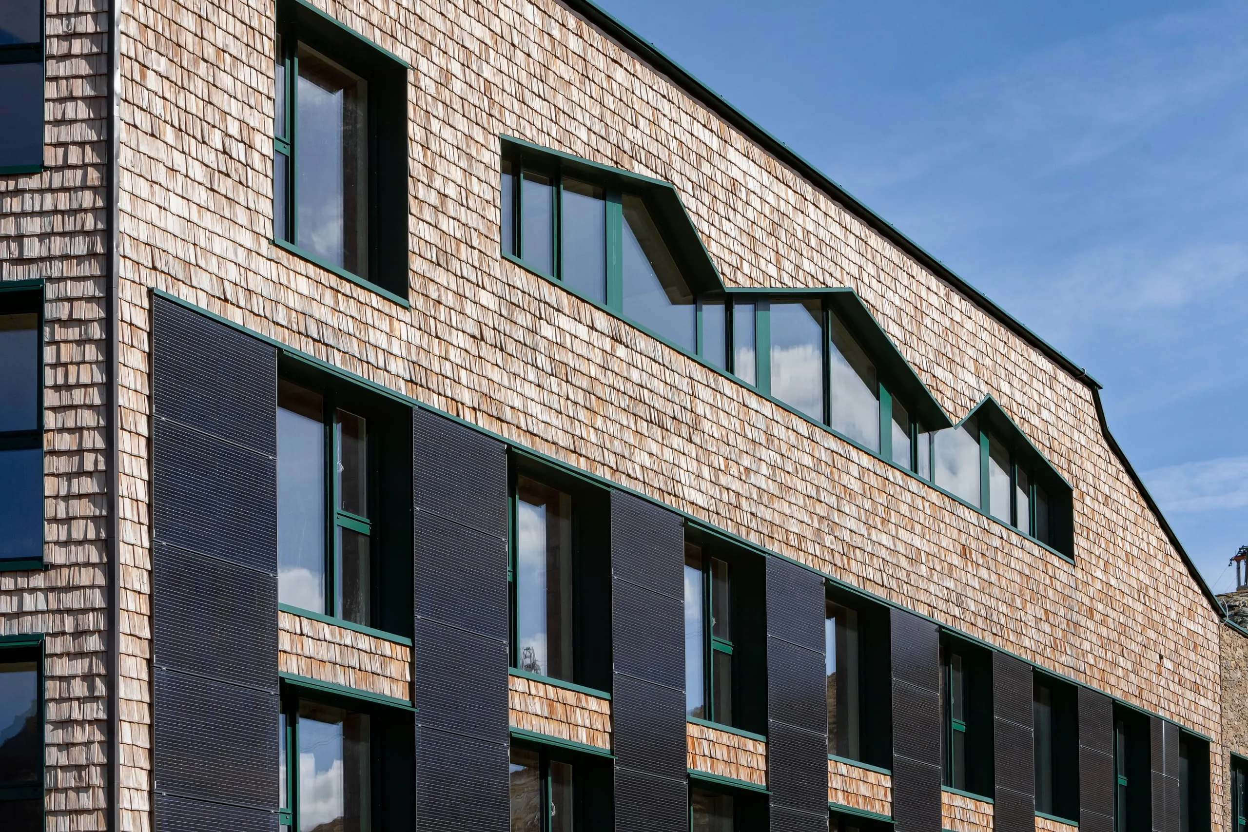 Fenster- und Türsysteme für Hotel in extremer Höhenlage