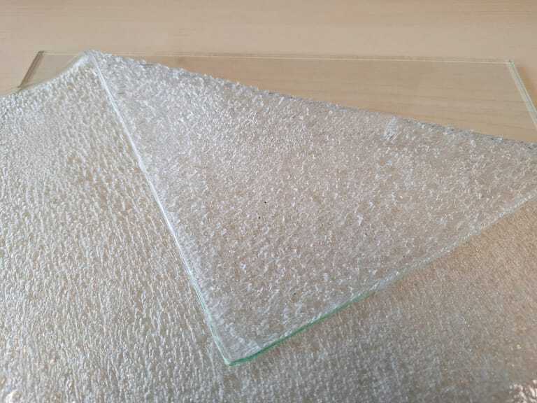 Nach dem Trennverfahren erhält man intakte Glasscheiben und große, von Glasstaub freie, Folienstücke.