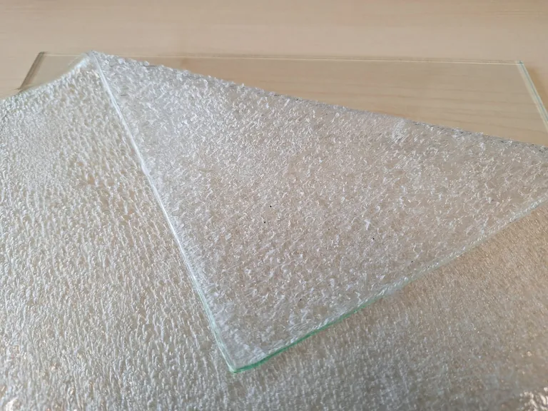 Nach dem Trennverfahren erh&auml;lt man intakte Glasscheiben und gro&szlig;e, von Glasstaub freie, Folienst&uuml;cke.