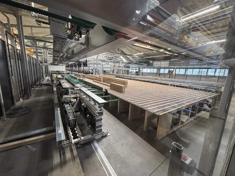 Die ersten PR-Fassadenteile durchlaufen die Teststrecke im neuen Werk in Bottrop.