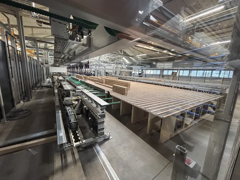 Die ersten PR-Fassadenteile durchlaufen die Teststrecke im neuen Werk in Bottrop.