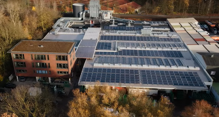 Das Verwaltungsgebäude und die Produktionsflächen samt PV-Anlage in Essen Borbeck.