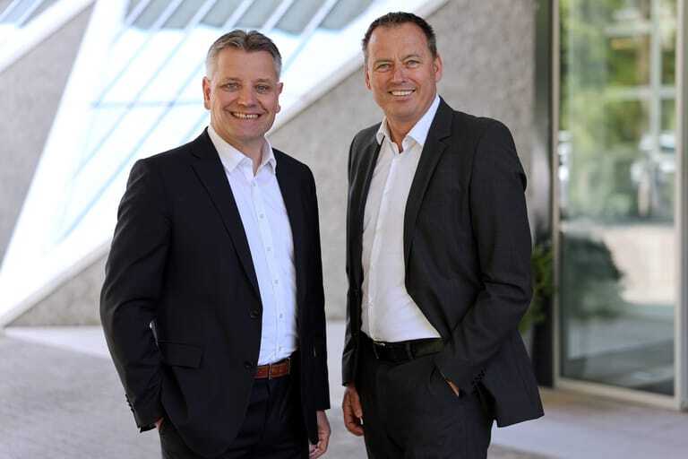 Links im Bild: Dipl.-Ing. Jochen Frieß. Er übernimmt zum 1. August die Position des Vorsitzenden der Geschäftsführung der Roto Frank Dachsystem-Technologie GmbH und folgt damit auf Christoph Hugenberg (rechts im Bild).