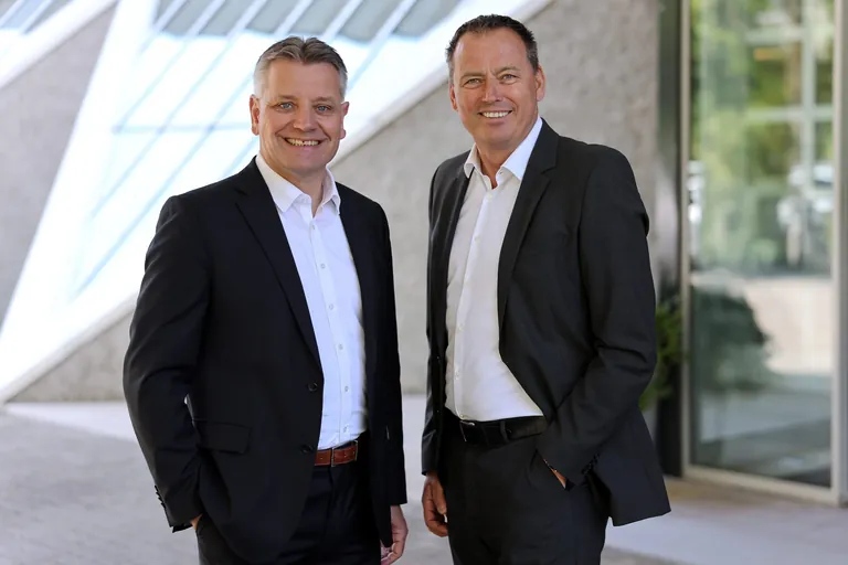 Links im Bild: Dipl.-Ing. Jochen Frie&szlig;. Er &uuml;bernimmt zum 1. August die Position des Vorsitzenden der Gesch&auml;ftsf&uuml;hrung der Roto Frank Dachsystem-Technologie GmbH und folgt damit auf Christoph Hugenberg (rechts im Bild).