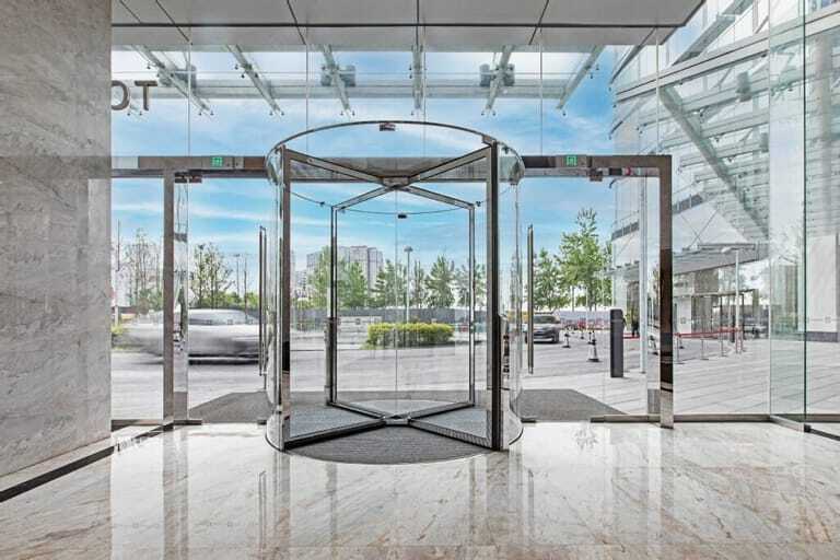 Die elegante Karusselldrehtür Revo.Prime sorgt in der Ganzglas-Variante für eine spektakuläre Optik