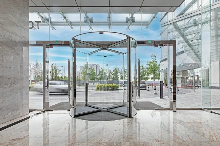 Die elegante Karusselldreht&uuml;r Revo.Prime sorgt in der Ganzglas-Variante f&uuml;r eine spektakul&auml;re Optik