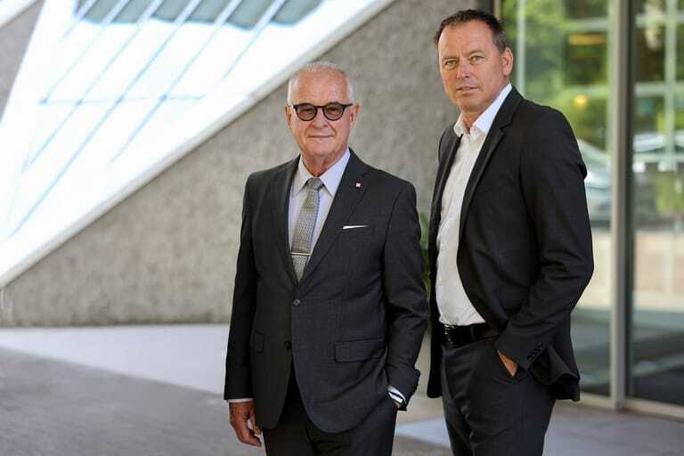 Rechts im Bild: der neue Vorstand der Roto Frank Holding AG, Christoph Hugenberg. Sein Vorgänger Dr. Eckhard Keill (links im Bild) übernimmt zukünftig Aufgaben im Aufsichtsrat der Roto Frank Holding AG und ist weiterhin Vorsitzender der drei Aufsichtsräte der Roto Divisionen.
