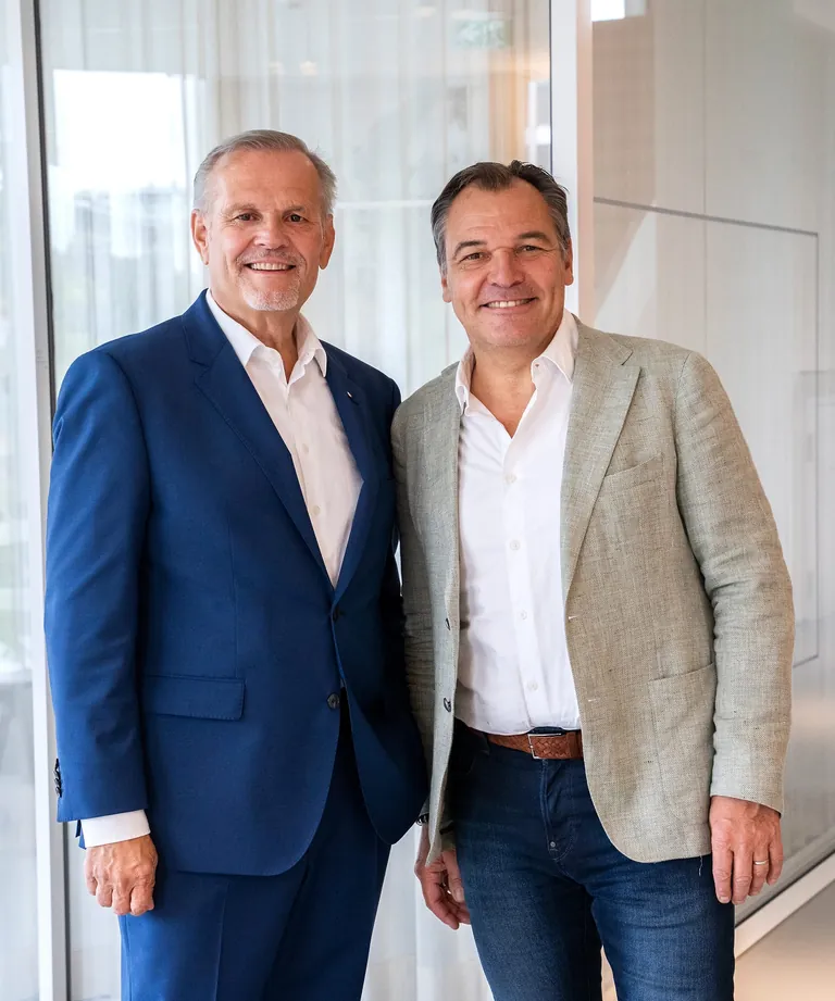 Andreas Engelhardt, pers&ouml;nlich haftender Gesellschafter Sch&uuml;co International KG (links) und Lars Anders, Gr&uuml;nder der Asset Transformation GmbH (rechts).