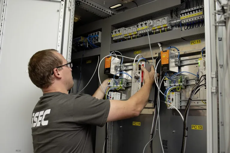 PC-Upgrades sorgen für eine längere Einsatzdauer der Lisec-Anlagen.