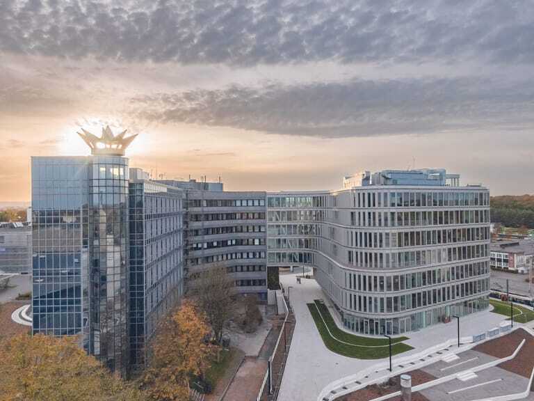 Schüco erwirtschaftete 2024 mit 6.850 Mitarbeitenden einen Jahresumsatz von 2,05 Milliarden Euro. 