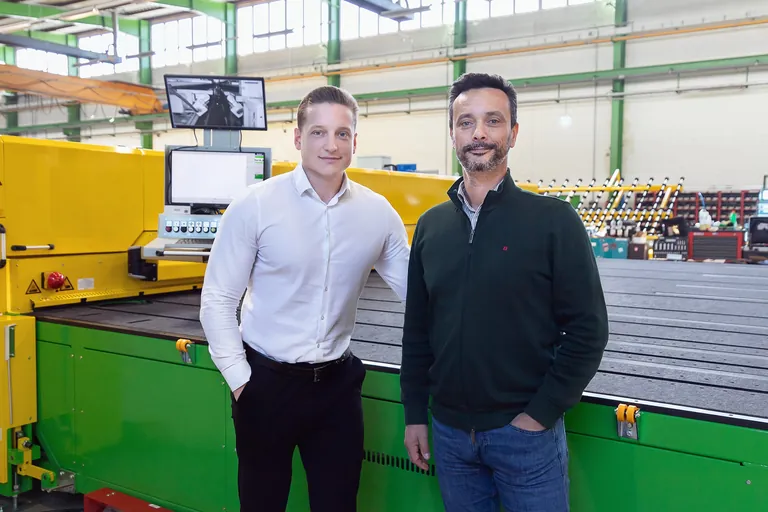 Freuen sich auf die zukünftige Zusammenarbeit: Hegla Vertriebs-Geschäftsführer Toni Schön (links) und der Geschäftsführer von Hegla Iberica Rui Joaquim.