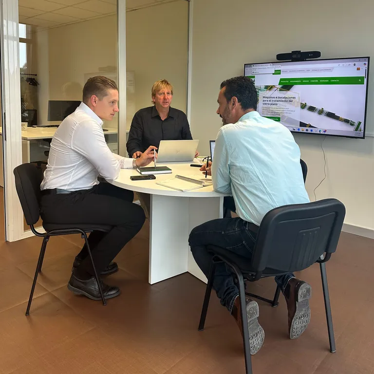 Hand-in-Hand: Sales-Agent Rolf Meyer, Hegla Vertriebs-Geschäftsführer Toni Schön und der Geschäftsführer der Hegla Iberica Rui Joaquim.