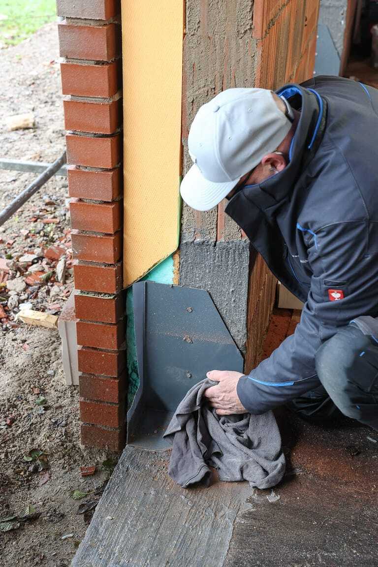 Die Funke Fensterecke besteht aus einem monolithisch hergestellten Kunststoffformteil und wird in der Regel nach der Abdichtung der Bodenplatte, aber vor dem Fenstereinbau, installiert.