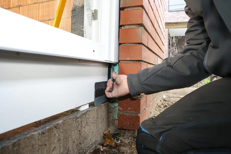 Andr&uuml;cken der EPDM-Dichtung mittels Funke Fensterecken-Rakel (im Lieferumfang enthalten).