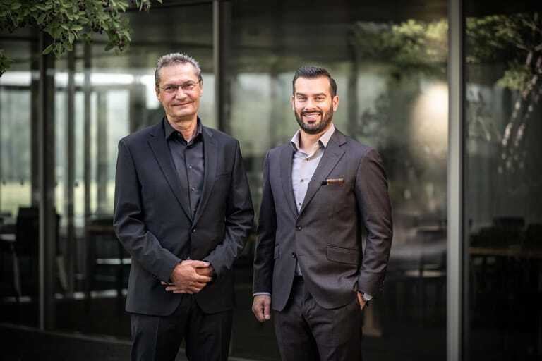 Zum 1. Juli hat Beat Guhl (li.), Gründer und CEO der Sky-Frame AG, die operative Verantwortung an Angelo Razzino übergeben.