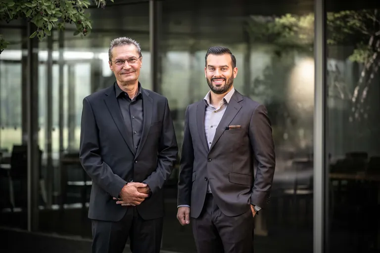 Zum 1. Juli hat Beat Guhl (li.), Gr&uuml;nder und CEO der Sky-Frame AG, die operative Verantwortung an Angelo Razzino &uuml;bergeben.