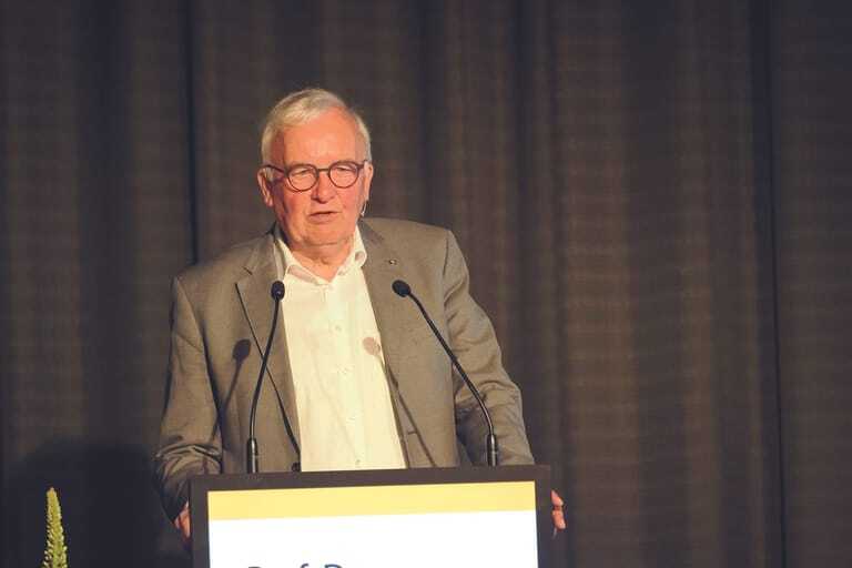 ift-Leiter Wilfried Häusler sprach über die Widerstandsfähigkeit und Wandlungsfähigkeit von Bauprodukten.