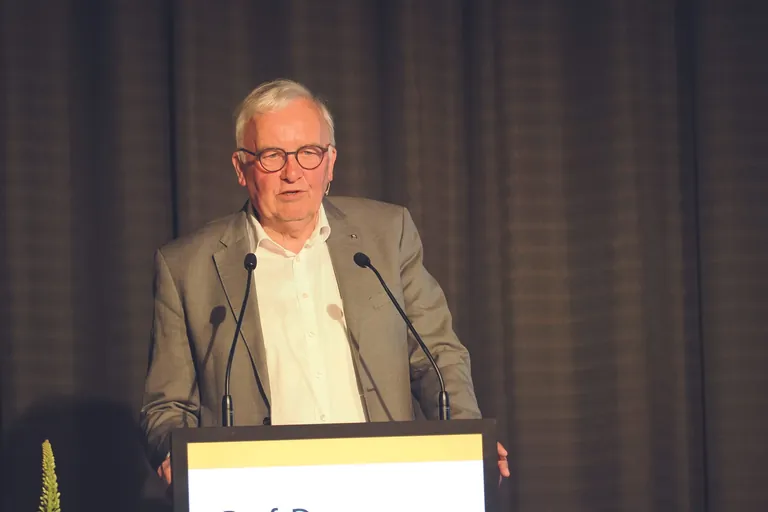 ift-Leiter Wilfried H&auml;usler sprach &uuml;ber die Widerstandsf&auml;higkeit und Wandlungsf&auml;higkeit von Bauprodukten.