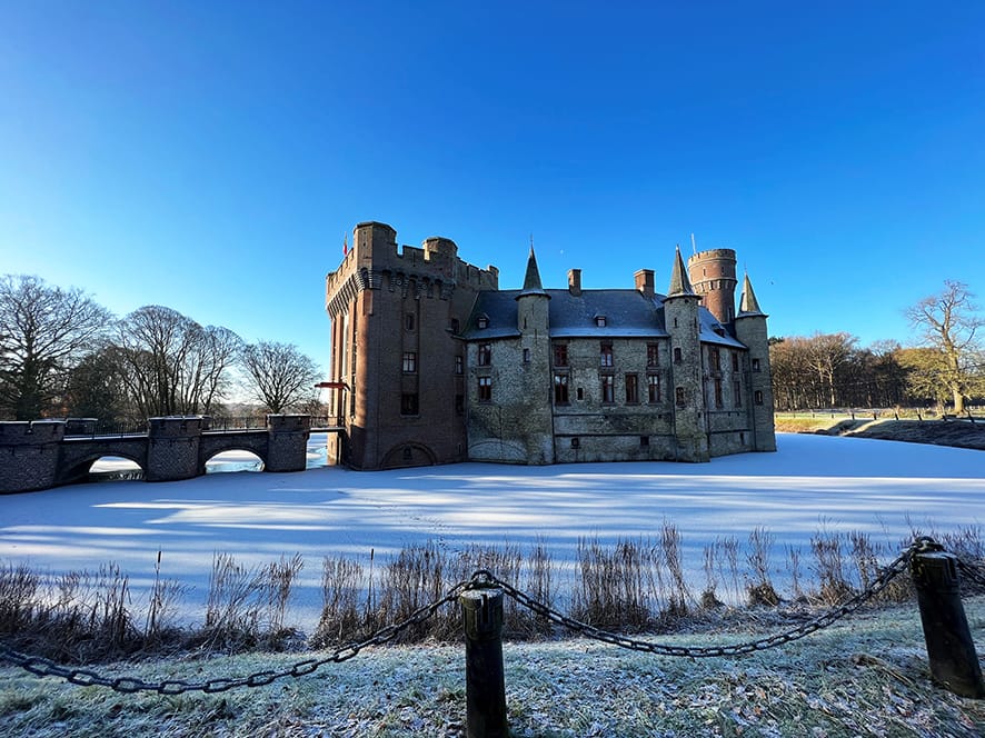 RenoWindow sieht durch den Einsatz des Vakuumglases klare Vorteile: Statt einer vollständigen Rekonstruktion, bei der historisch anmutende Fenster oft individuell und handwerklich auf Maß gefertigt werden müssen, werden die vorhandenen Rahmen ertüchtigt und das Glas ausgetauscht. Laibungen und Anschlüsse an das Mauerwerk bleiben dabei unberührt.