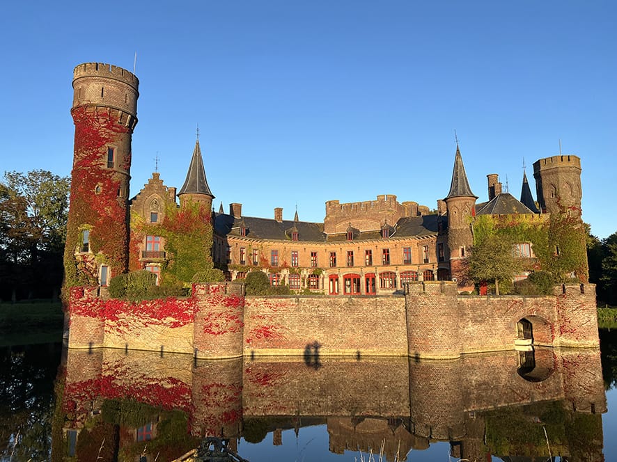 Um die vorhandenen Fensterrahmen aus Eiche zu erhalten, kam für die Restaurierung die hoch wärmedämmende Fineo Vakuumverglasung zum Einsatz. Das Wärmeschutzglas ist ebenso dünn wie eine Einfachverglasung und vereint so Energieeffizienz mit minimaler Aufbauhöhe.