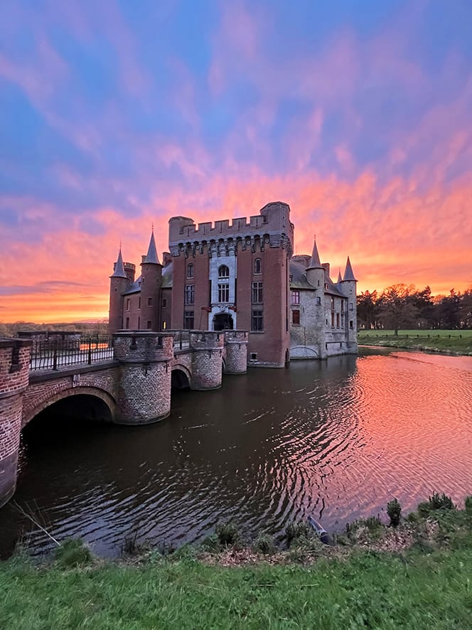 Bei der Fenstersanierung des Schloss Wynendaele in Westflandern durch das belgische Unternehmen RenoWindow legten der Schlossherr Jérôme Matthieu de Wynendaele und auch die flämische Behörde für Kulturerbe viel Wert darauf, den Geist des mehr als 2.000 Quadratmeter großen, denkmalgeschützten Schlosses mit einer rund 1000 Jahre zurückreichenden Geschichte zu bewahren und gleichzeitig den Energieverbrauch zu senken.