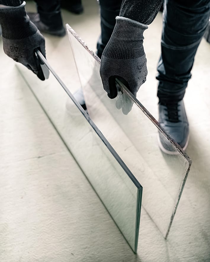 Das Herzstück der Vakuumverglasung Fineo ist ein nur 0,1 Millimeter dünner Vakuumraum zwischen zwei Glasscheiben. Der Zwischenraum reduziert Wärmeleitung nahezu vollständig und gewährleistet so eine effiziente Wärmedämmung. Anders als bei herkömmlichen Isolierverglasungen, bei denen Edelgase wie Argon oder Krypton als Füllung dienen, wird die Dämmwirkung bei Fineo allein durch das Vakuum erzielt.