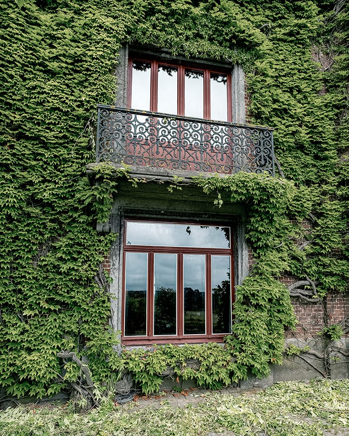 Wynendaele verfügt über 203 Fenster in rund 30 unterschiedlichen Ausführungen. So fertigte AGC Glass Europe rund 60 verschiedene Glasformate in Dicken zwischen 6,7 und 20,1 Millimetern – jeweils passgenau für die jeweilige Einbausituation. Aufgrund der strengen Vorgaben des Denkmalschutzes wurden die Scheiben in kleinen Formaten produziert und in die vorhandenen Sprossenrahmen eingesetzt, um die originale Unterteilung zu erhalten. Jeder Fensterrahmen wurde zudem sorgfältig auf Schäden geprüft und exakt vermessen. Dichtungen und Beschläge wurden kontrolliert und bei Bedarf erneuert.