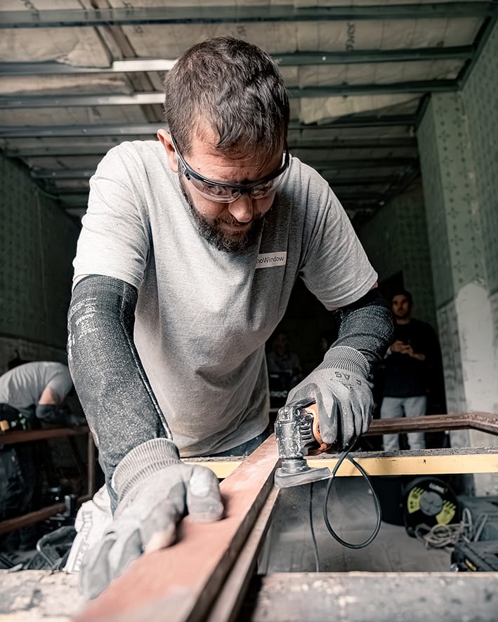 Der rund zwei Wochen andauernde Glastausch erfolgte in alter, handwerklicher Tradition: Nach dem Fräsen und Reinigen der bestehenden Falze wurde zum Einsetzen der Gläser klassischer Leinölkitt aufgetragen. Zum Abschluss wurde die Lackoberfläche fachgerecht wiederhergestellt. Lediglich in wenigen Fällen war es erforderlich, die Fensterflügel auszubauen, um bestimmte Fräsarbeiten effizienter durchführen zu können.