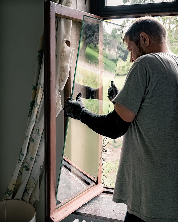 Trotz einer Gesamtglasdicke von lediglich 6,7 bis 20,1 Millimetern erreicht Fineo damit Wärmedämmwerte auf dem Niveau einer Dreifachverglasung. Der Wärmedurchgangskoeffizient (Ug-Wert) liegt bei 0,7 W/(m²K) – eine erhebliche Verbesserung gegenüber der Einfachverglasung älterer Baujahre, die typischerweise einen Ug-Wert von etwa 5,8 W/(m²K) aufweist.