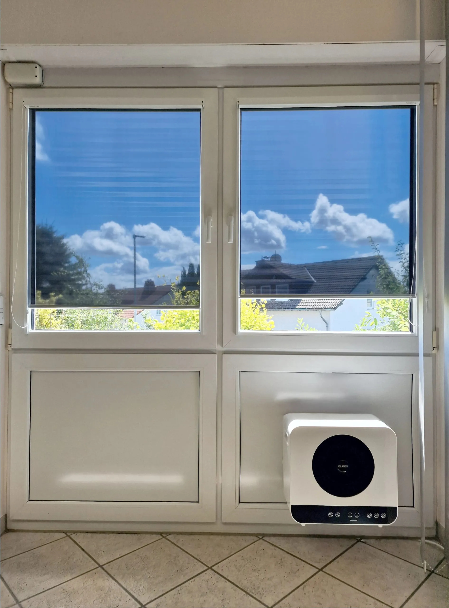 Splitklimagerät montagefreundlich im Fensterrahmen einfügen