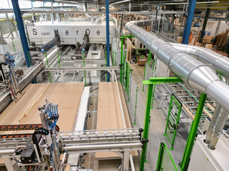 Die WP-Anlage in Schnelldorf besitzt zwei Pufferr&auml;ume, von denen der erste der Einlagerung nach dem Hobelautomaten, der zweite der Auslagerung der Werkst&uuml;cke dient, die anschlie&szlig;end in die Einf&uuml;hrungsvorrichtungen eingespannt werden, um Topfbandbohrungen und Bohrungen f&uuml;r die Olive vorzunehmen.