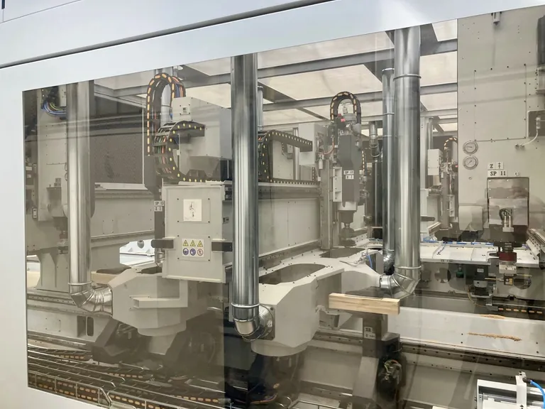 Das Herzst&uuml;ck der Maschine ist dieses moderne Hochleistungs-Bearbeitungszentrum, wo stirn- und l&auml;ngsseitige Bearbeitungen sowie Bohrungen und Fr&auml;sungen von oben und unten stattfinden.