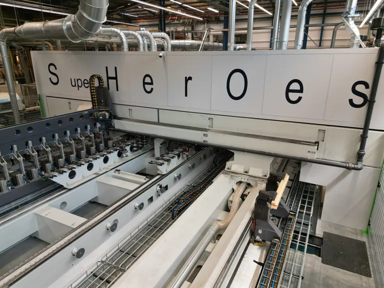 Nach der Querbearbeitung folgen Au&szlig;en- und Innenprofilierung. Insgesamt bearbeiten 16 Spindeln &ndash; wechselweise best&uuml;ckt mit Bohrer und Fr&auml;ser &ndash; die Werkst&uuml;cke.