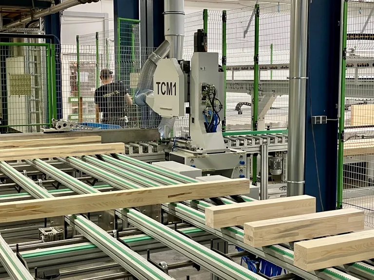 Am Pr&uuml;fplatz beurteilt der Maschinenbediener die Hobelqualit&auml;t. Eine 180 Grad-Kippanlage ist der Kurzteile-Kapps&auml;ge vorgeschaltet, auf der Teile bis 200 Millimeter gekappt werden.