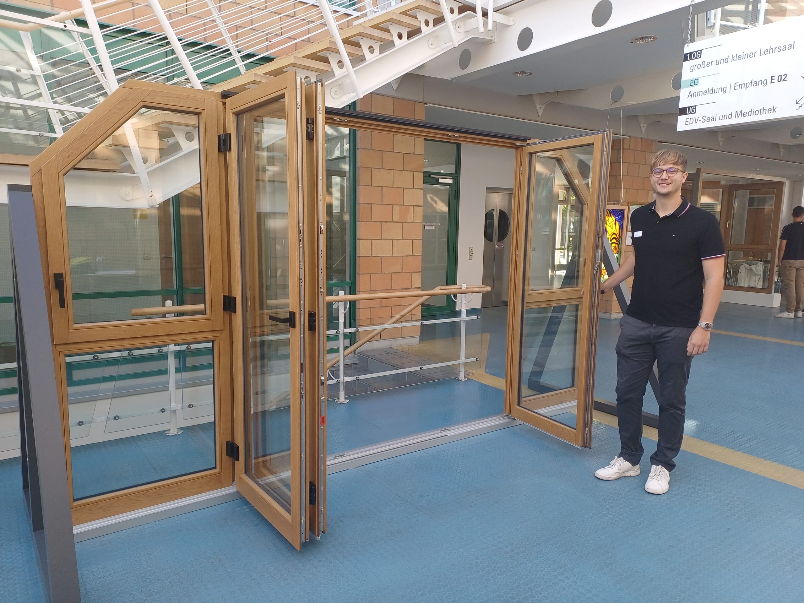 Das Meisterstück von Philip Hahn von Fensterbau Hahn ist eine Faltanlage aus Eiche mit schrägen Seitenteilen (inklusive Fenster). Die Anlage wurde mit Zweifachglas ausgestattet und mit schwarzfarbigen Beschlägen sowie einer Bodenschiene von Roto versehen.