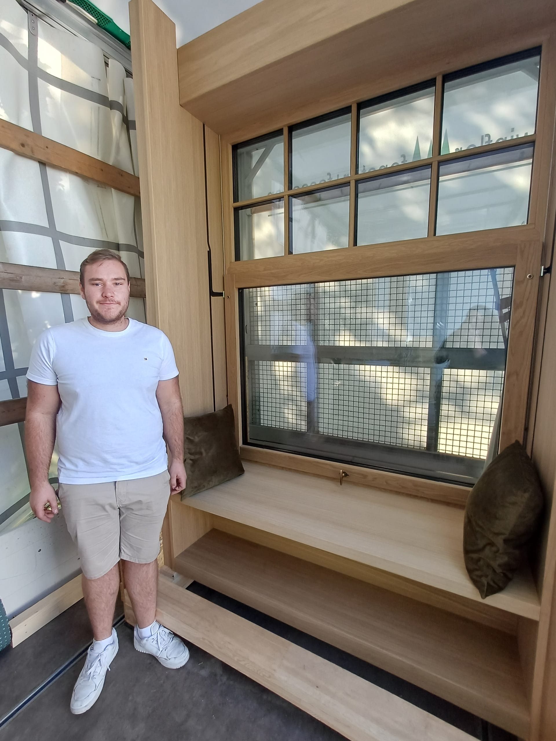 Adrian Nuffer von Wipfler Fenster und Fassaden fertigte als Meisterstück ein hochwertiges Vertikalschiebefenster in Holz-Aluminium-Bauweise. Der Fensterstock und die Flügel bestehen komplett aus massiven Eichenholz, den Rest hat Nuffer mit Multiplexplatten umgesetzt, die mit Eiche furniert sind. Das als Sitz- und Ausgabefenster konzipierte Schiebefenster wird in einem von seinem Vater gekauften Altbau installiert, der perspektivisch als Café genutzt werden soll.
