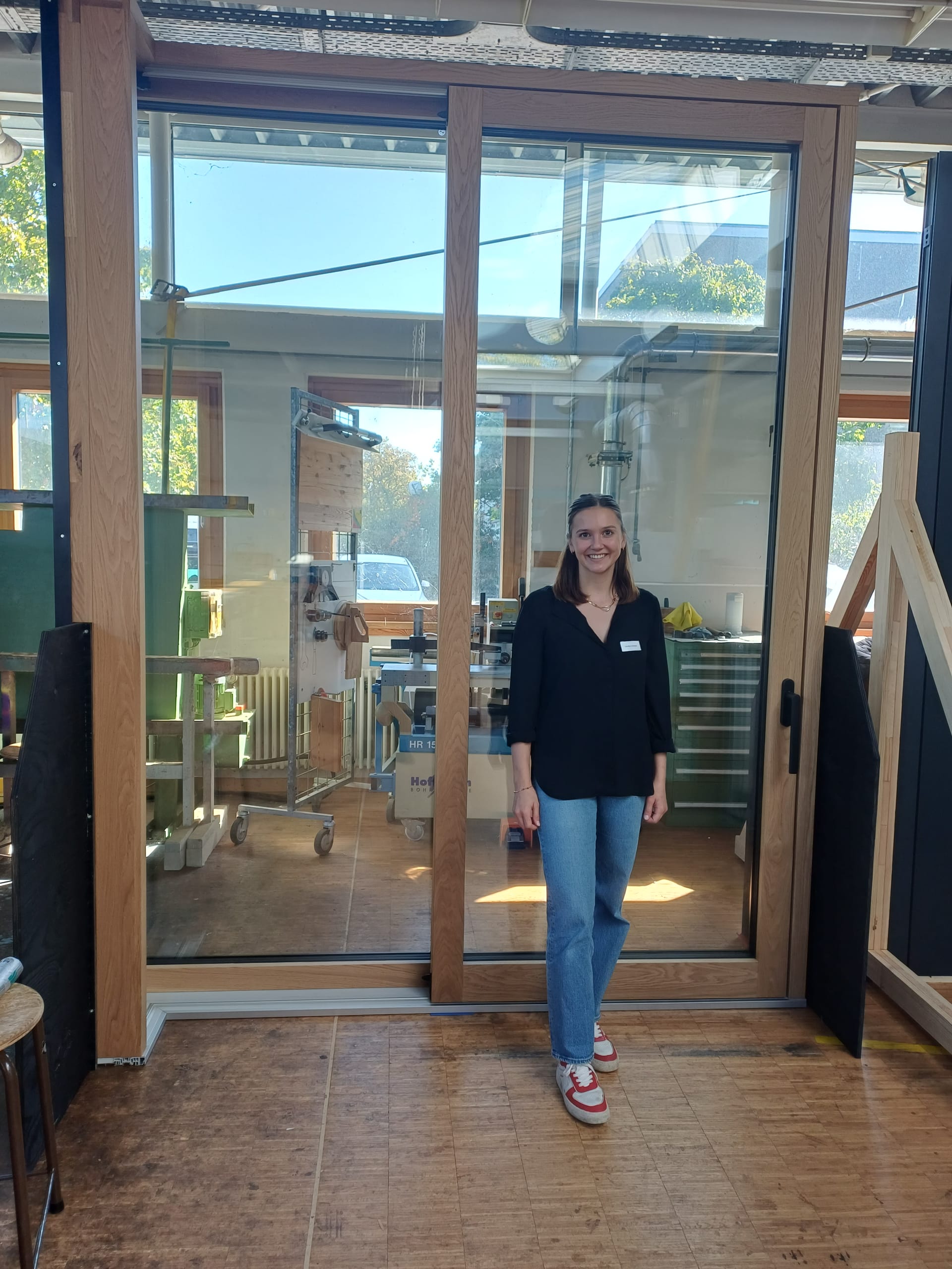 Lisa Schmiedle von Fensterbau Schmiedle hat als Meisterstück eine Hebeschiebetür mit Ganzglasecke gefertigt. Das Stück entwarf sie für eine reale Einbausituation im Büro ihres Betriebs: zwischen zwei versetzten Stützen, darum auch die Ecklösung. Innen setzte sie auf Eiche, außen auf eine Aluminium-Schale. Eine Niedrigschwelle sorgt für komfortables Begehen, ESG-Sicherheitsglas in der Ecke schützt vor Hitzesprung und Verletzungen.