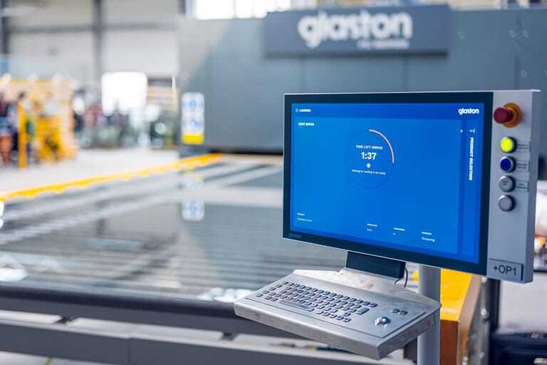 Glaston Autopilot bietet einen vollautomatischen Vorspannprozess f&uuml;r eine hochvariable Mischproduktion.
