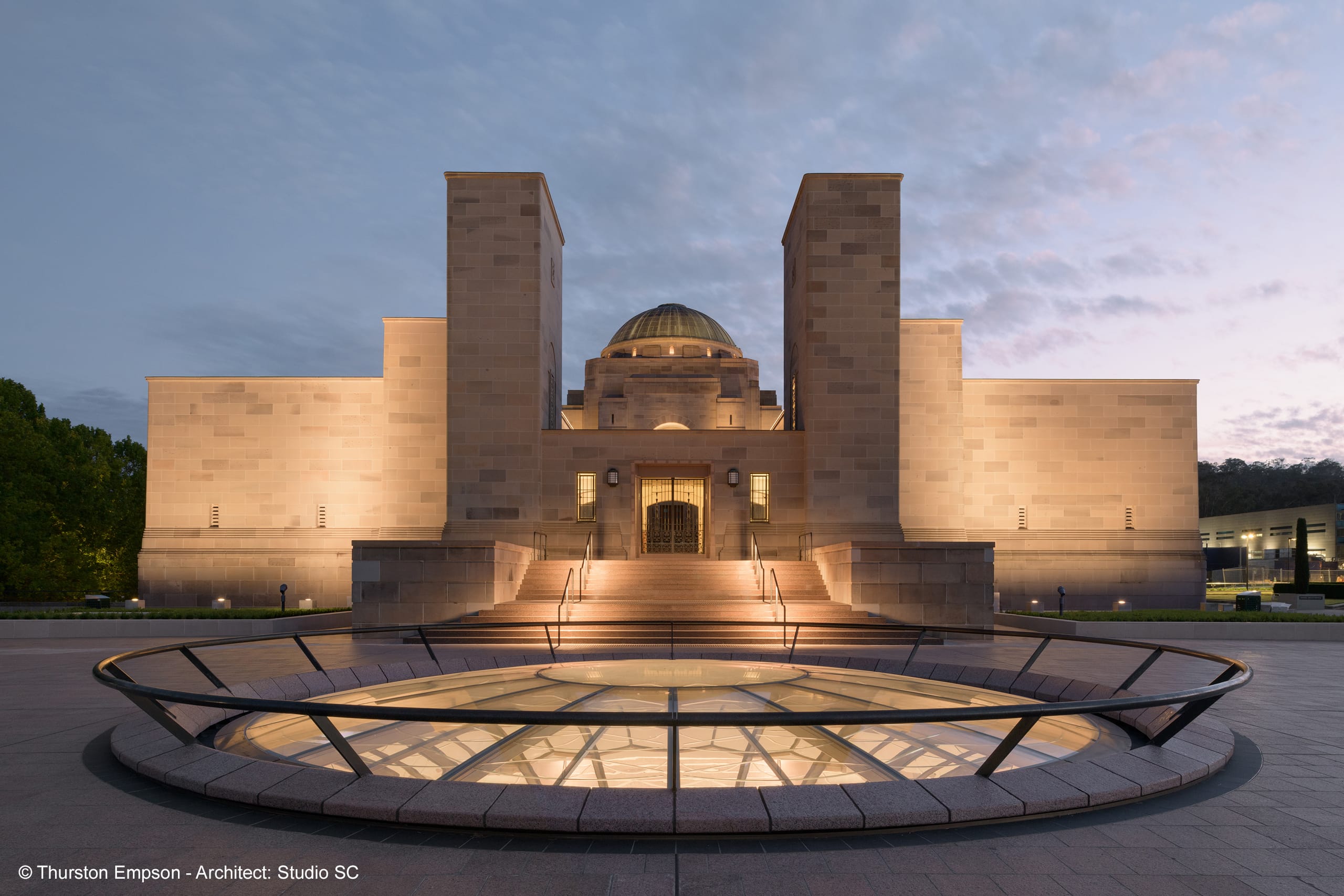 Das für den Entwurf verantwortliche Büro Scott Carver Architects aus Sidney wollte eine Sichtbeziehung zwischen dem alten und dem neuen Eingangsbereich herstellen, der direkt unterhalb des bestehenden Eingangsvorplatzes entstanden ist. Von dort können die Besucherinnen und Besucher durch die gewölbte Glasdecke des Himmelsauges in das unterirdische Foyer blicken. Andererseits ist die kupferne Kuppel auch von innen sichtbar. Mehr als fünf Jahre hat ein internationales Team im Auftrag des Generalunternehmers Kane Constructions an der Umsetzung der hochkomplexen Struktur gearbeitet. Der Fassadenspezialist Prism Facades aus Sidney entwickelte die Konstruktion, während Apex Welding & Steel Fabrication aus Thomastown bei Melbourne die Stahlhalterung herstellte. Nach dem Einbau vor Ort wurde jeder Stahlrahmen komplett mit drei Millimeter starkem Messingblech ummantelt. Die Glaselemente fertigte Cricursa, Teil der spanischen Tvitec Group.