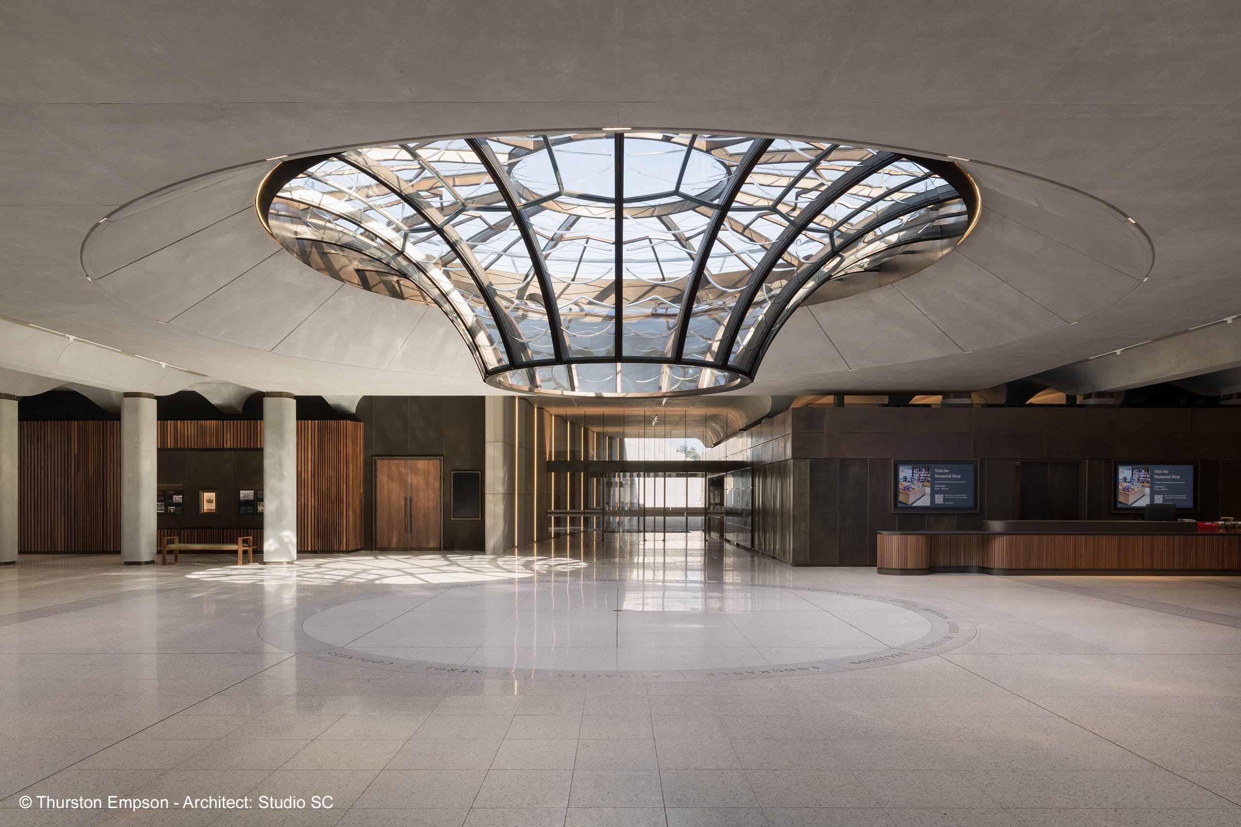 Der Glasbiegespezialist Cricursa übernimmt seit vielen Jahren komplexe Projekte. Dennoch waren die gebogenen, teilweise als Isolierglaselemente ausgeführten Glasblütenblätter für das Himmelsauge "The Oculus" im unterirdischen Eingangsfoyer des Australian War Memorials in Canberra in vielerlei Hinsicht herausfordernd. Doppelt gekrümmte Biegungen, entgegengesetzte Krümmungsrichtungen in den Achsen und eine Veredelung mit Digitaldruck und Rillenschliff Rillenschliff – das Cricursa-Team musste alle Register ziehen. In Zusammenarbeit mit verschiedensten Spezialisten konnte am Ende jedes der 32 bis zu 350 Kilogramm schweren Glaselemente präzise in die Stahlkonstruktion eingepasst werden. Für einen dauerhaft dichten Isolierglasrandverbund sorgt dabei der Super Spacer TriSeal Flex Abstandhalter von Edgetech.