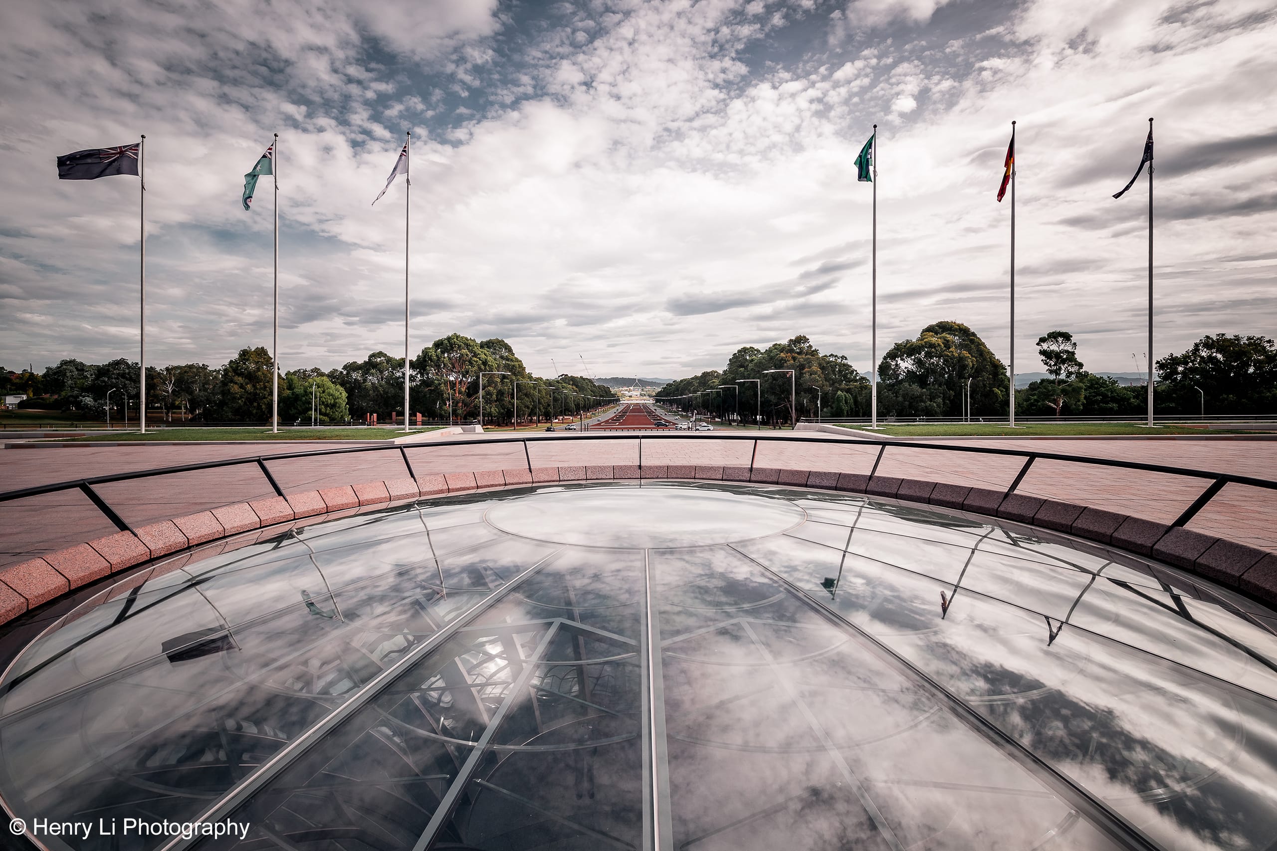 Jede Glasscheibe wurde mit 3D-Scannern geprüft, um die tatsächliche Silhouette der Scheiben zu erfassen und sie mit den theoretischen Modellen zu vergleichen. Um sicherzustellen, dass alle Glaselemente exakt auf die in Australien gefertigten Stahlrahmen passen, arbeiteten Stahlkonstrukteur und Glasteam auf Basis einer gemeinsamen 3D-Datei, sodass jederzeit aktuelle Daten vorlagen. Zusätzlich wurden dem Auftraggeber 3D-Digitalisierungen der Glassilhouetten bereitgestellt, um die theoretische Passgenauigkeit prüfen zu können. Unterschiede in den thermischen Ausdehnungskoeffizienten von Stahl und Glas werden durch Einbauspalten und Silikonfugen ausgeglichen. Bereits in der frühen Projektphase wurden solche Details analysiert, um potenzielle Probleme zu vermeiden und um sicherzustellen, dass die gebogene Verglasung präzise in die Befestigungspunkte passte.