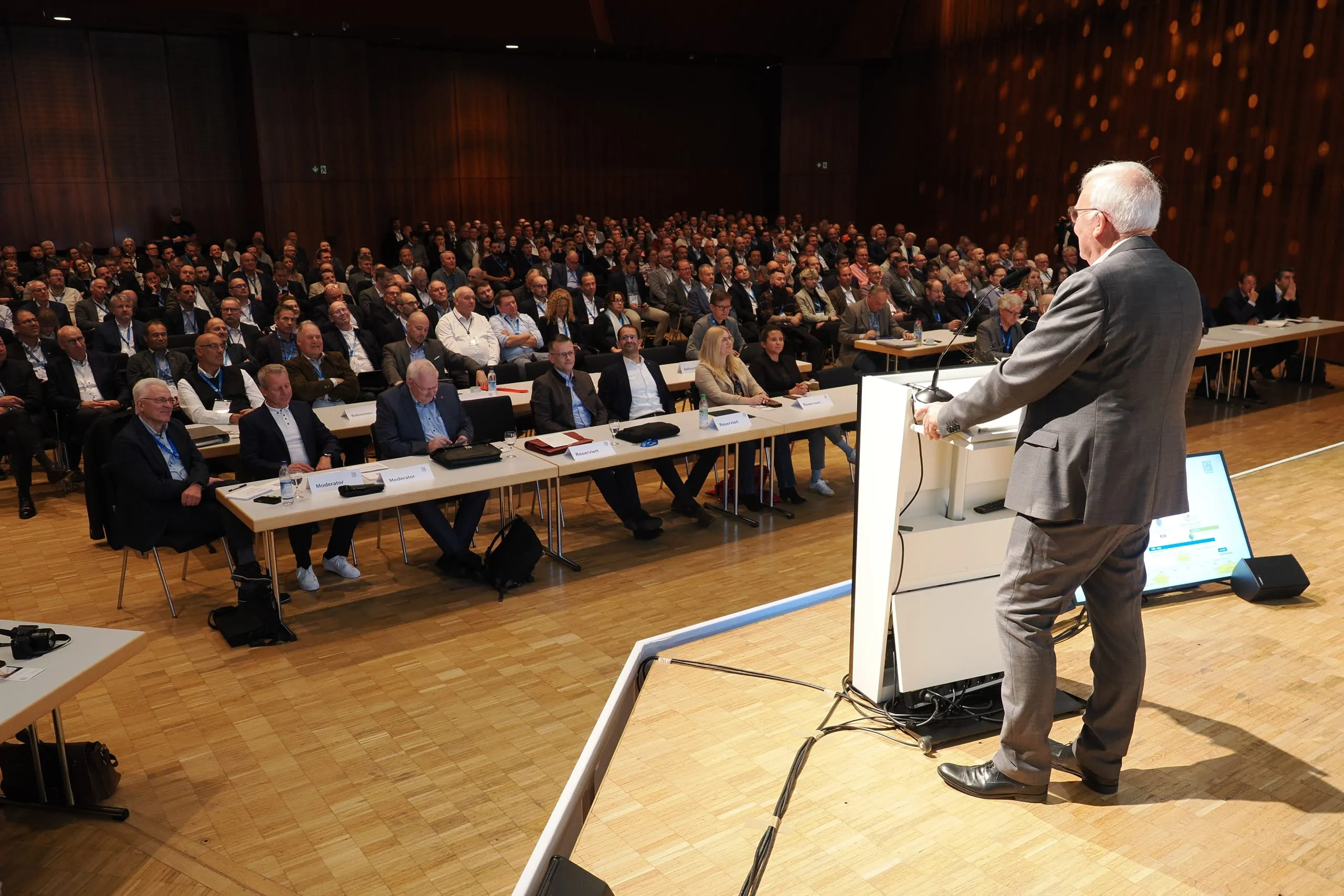 ift-Institutsleiter Winfried Heusler bei seinem Eröffnungsvortrag zu den Konsequenzen des allgemeinen Umbruchs für die Fenster- und Fassadenbranche.