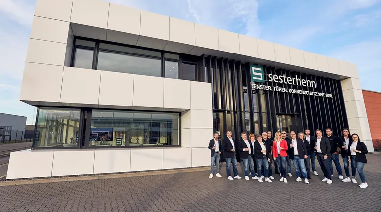 Die Belegschaft Sesterhenn vor dem Firmengeb&auml;ude in M&uuml;lheim-K&auml;rlich.