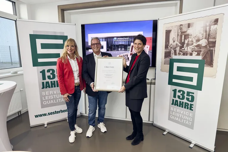 Anl&auml;sslich des 135. Firmenjublil&auml;ums &uuml;bergab Susanne Terhorst (r.) von der HWK Koblenz eine Urkunde an Tanja und Johannes Sesterhenn.