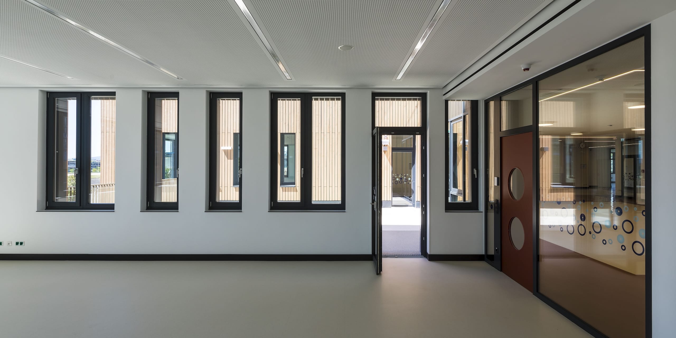 Die an unterschiedlichen Schnittstellen zum Außenraum – etwa zu Terrassen oder im Eingangsbereich – eingesetzten Eingangsportale mit dem Türprofil Forster Unico in Anthrazit ergänzen die wärmedämmenden und gestalterischen Vorgaben auf passende Weise.